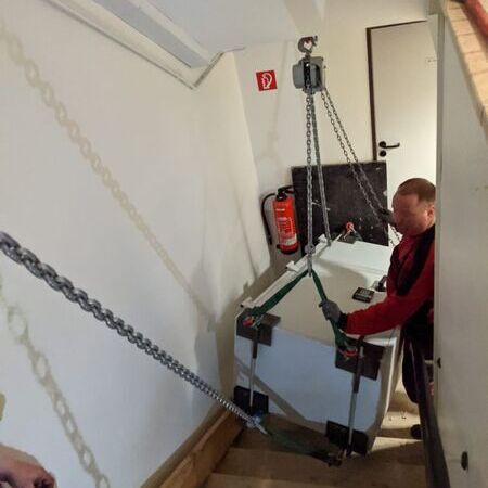 1,8to Tresor muss in den Keller und soll die untere Treppe kaum belasten. Wir haben die Hauptlast in der Decke drüber abgeleitet.