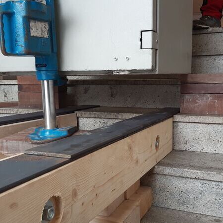 der 3to schwere Tresor wird in 2,5cm Schritten auf der Treppe abgeklotzt